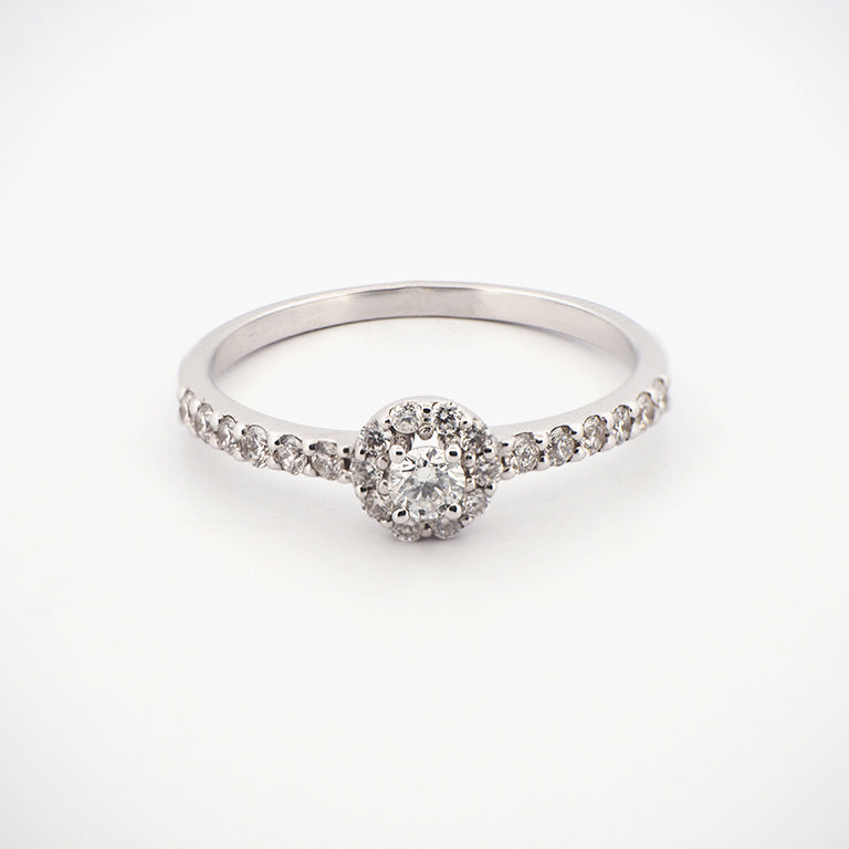 Anillo halo con diamantes en talla brillante
