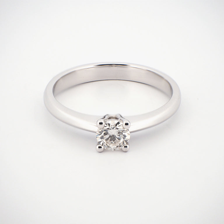 Anillo solitario de tipo catedral