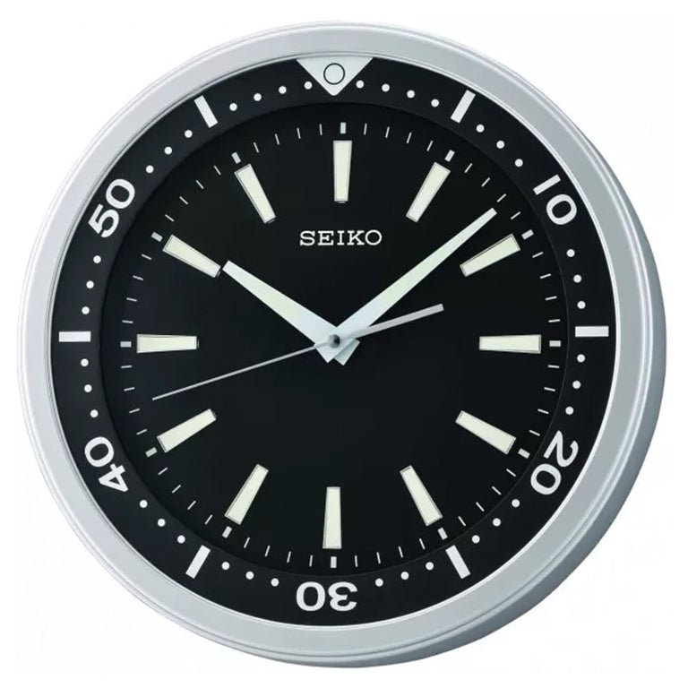 QXA723A - Reloj de Pared Seiko / Estilo Diver en Plata con Esfera Negra y Segundero Silencioso