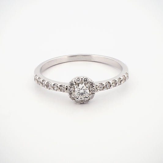 Anillo halo con diamantes en talla brillante