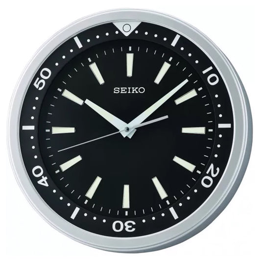 QXA723A - Reloj de Pared Seiko / Estilo Diver en Plata con Esfera Negra y Segundero Silencioso
