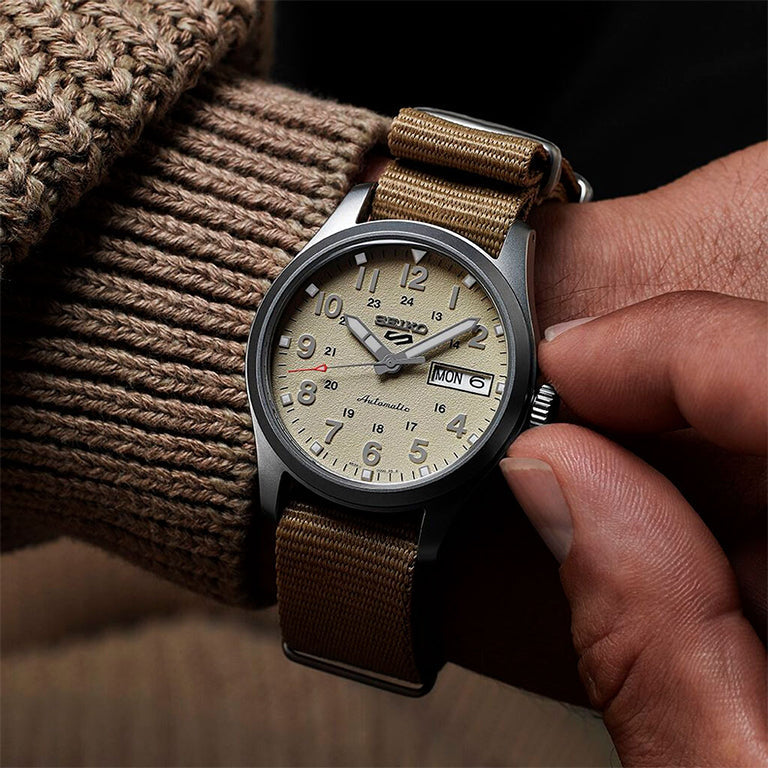 Seiko 5 Sports Midfield Beige SRPJ83K1 - vista 3